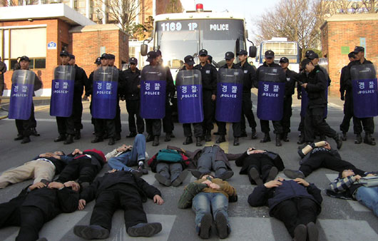 연행자 전원 석방을 요구하며 시민들이 경찰버스 앞에 드러누운 채 육탄저지에 나서고 있다 